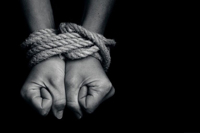 “عالقون في فخ الاحتيال”.. تحذير أممي من نمط حديث للاتجار بالبشر عبر الإنترنت